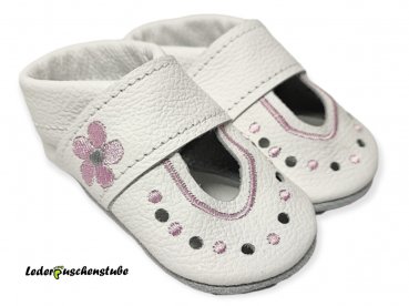 Lederpuschen Ballerina weiß mit Ziernaht und Blume 1mini rosa-grau